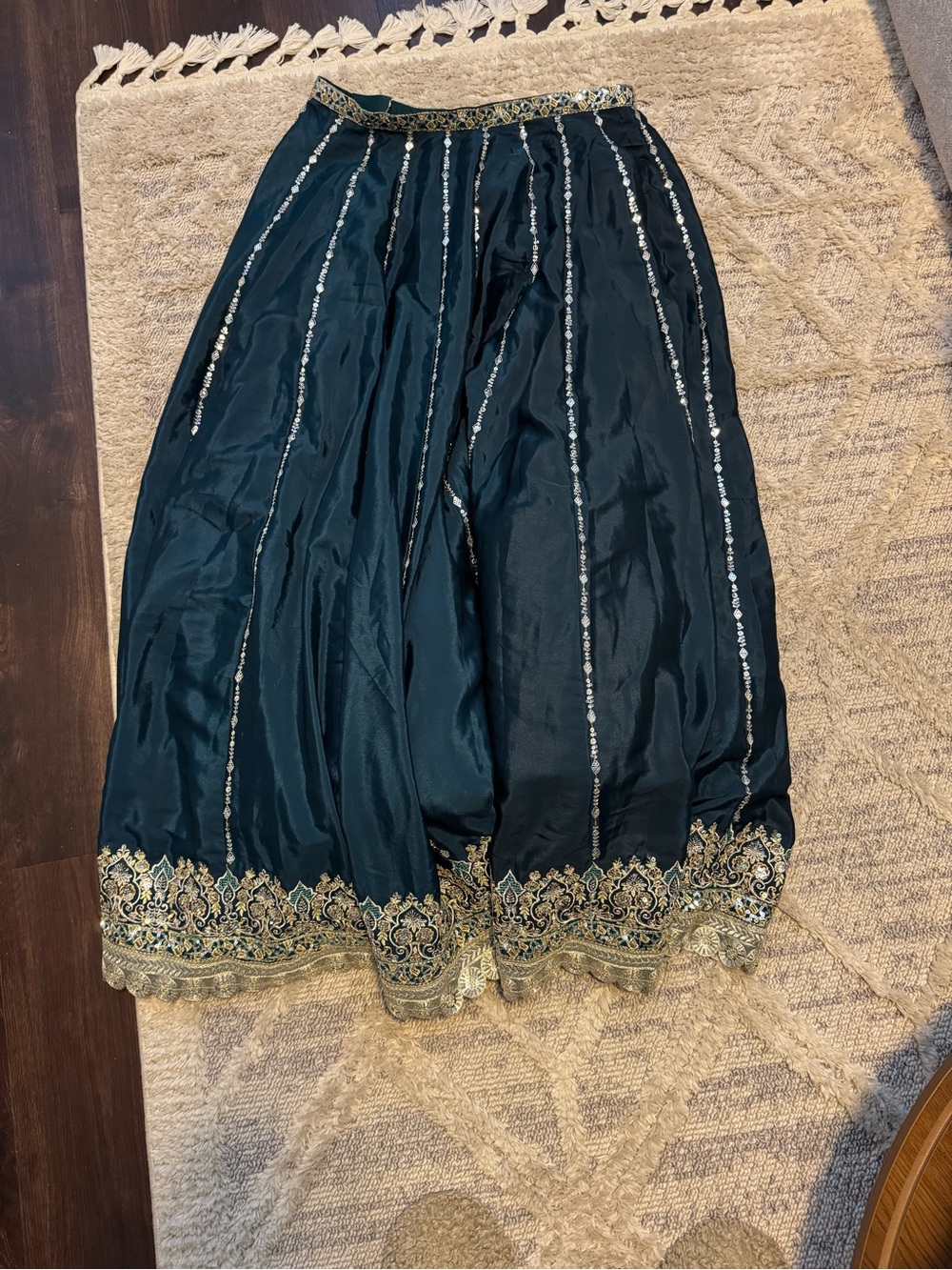 Emerald Green Embellished Lehenga Set - Picture 4 of 6